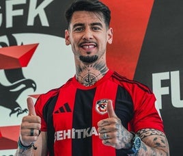Luis Pérez posa como nuevo jugador del Gazaitep FK.
