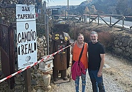 Javi y Marga junto al cartel del restaurante, curiosamente intacto tras el incendio de Yeres que destruyó por completo 'O Camiño Real'.