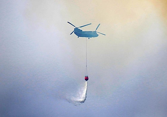 Un hidroavión, trabajando para sofocar el fuego en Boca de Huérgano, León.