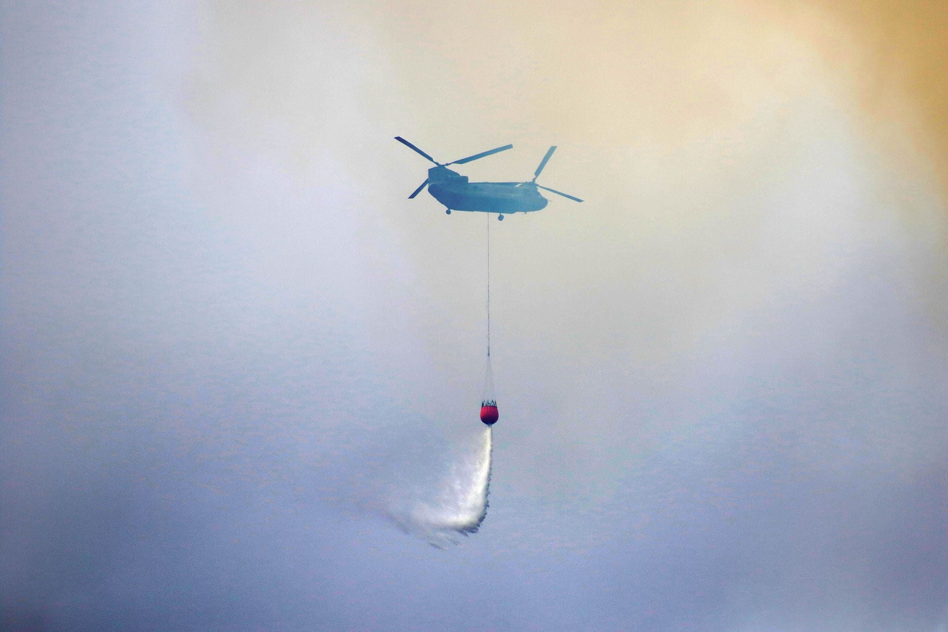 Un hidroavión, trabajando para sofocar el fuego en Boca de Huérgano, León.