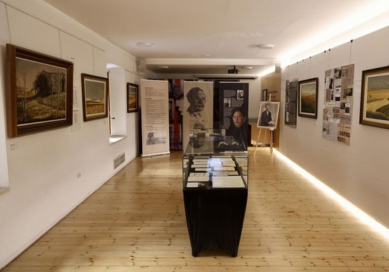 Sala de exposiciones Narciso Alonso Cortés con obras de Raimundo de Blas.