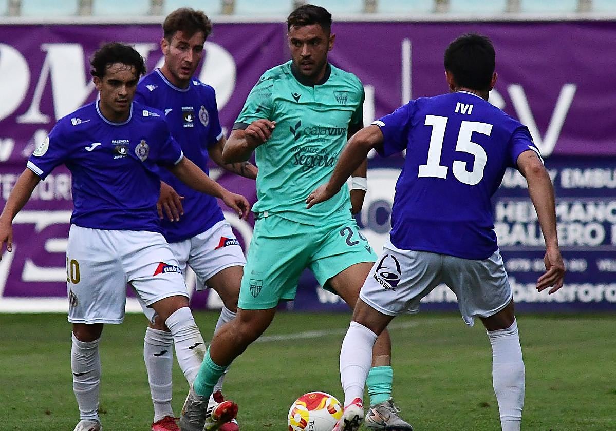 Pau Miguélez, rodeado por tres rivales en su debut.