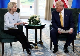 Ursula von der Leyen dialoga con Donald Trump.