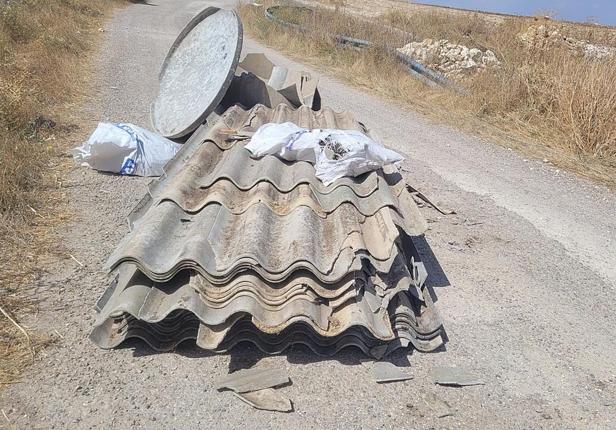 Vertido de uralitas en un camino del término de Villanubla
