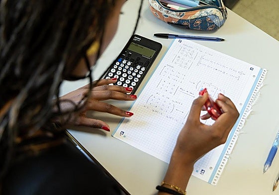 Una alumna repasa los apuntes de matemáticas, en un aula de Valladolid.
