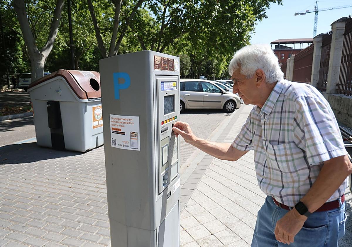 Un conductor saca el tique de la ORA para su coche en un parquímetro de Filipinos.