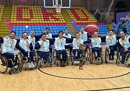 La selección de baloncesto de silla de ruedas de Argentina con la medalla de plata.