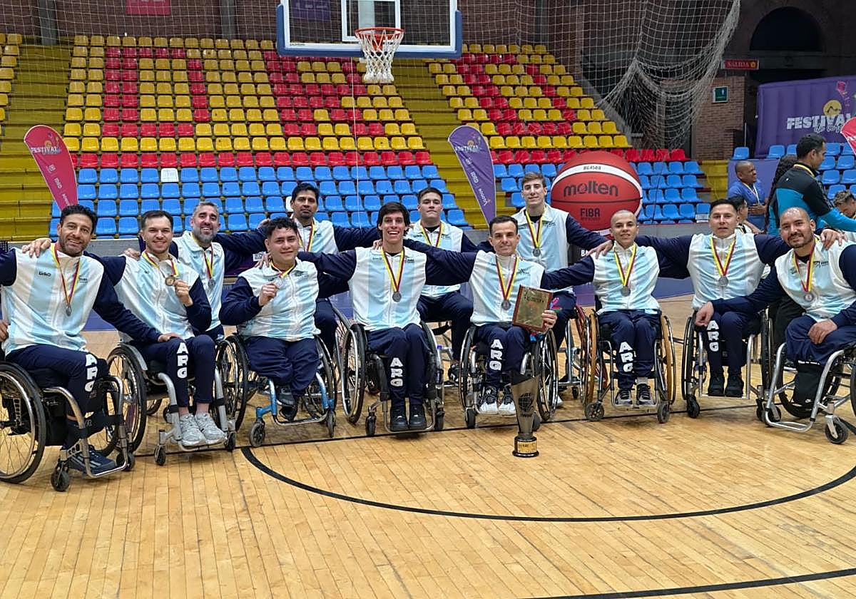 La selección de baloncesto de silla de ruedas de Argentina con la medalla de plata.