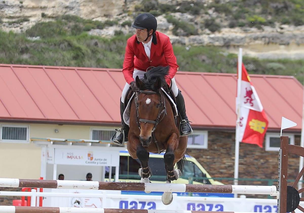 Un jinete, durante un salto, en el Concurso de Saltos del CECYL.