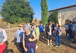 Varios caminantes junto a la ermita de Tabanera.