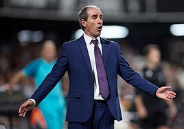 Almada da instrucciones a voz en grito desde la banda.