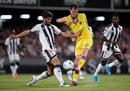 Latasa, autor del gol del partido, supera a Óscar Gil.