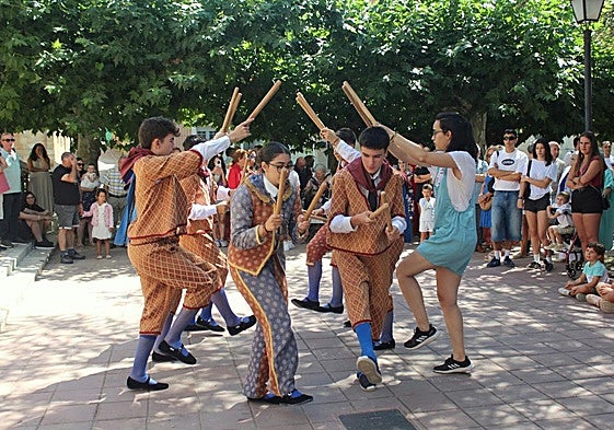 Baile de paloteo en Villamediana.