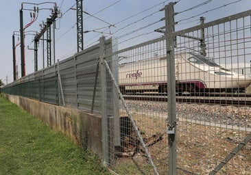 Adif aclara que las pantallas metálicas del vallado ferroviario son provisionales