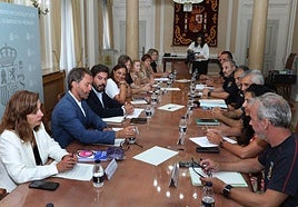 Integrantes de las administraciones y las Fuerzas y Cuerpos de Seguridad, en la reunión de la Junta Local de Seguridad.