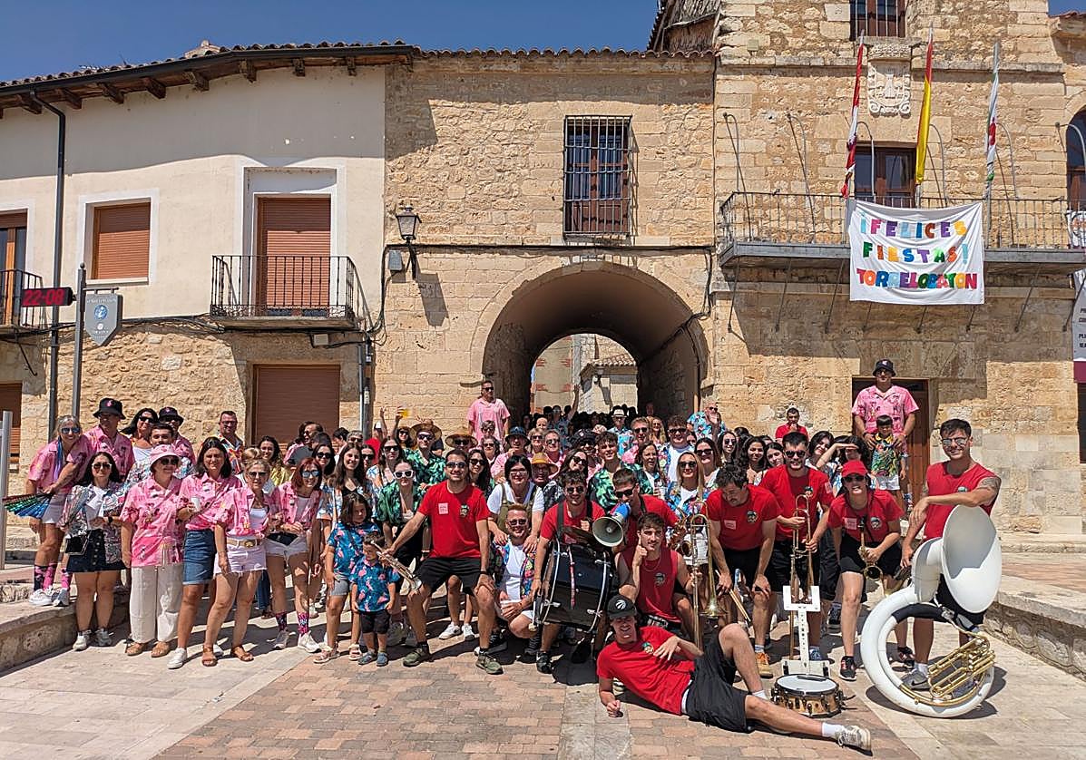 Participantes en el concurso de camisetas veraniegas y horteras organizado por la peña Bakanal