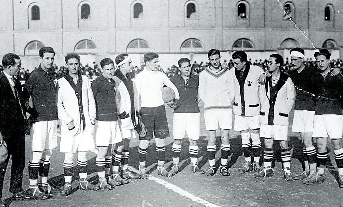 El C.D. Español posa antes de un partido del Campeonato Regional disputado en el campo de la Sociedad Taurina. La estrella del conjunto rojo, Antonio Calvo, es el cuarto de derecha a izquierda.