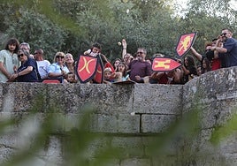 Lanzamiento de nabos desde el puente.