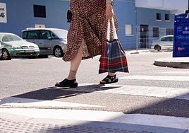 Una mujer camina con un bolso por la calle Álava, lugar de uno de los asaltos.