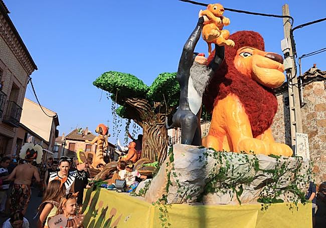 Carroza inspirada en la película 'El Rey León'.
