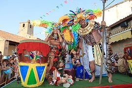 Participantes en el desfile de las carrozas de Fuentepelayo.