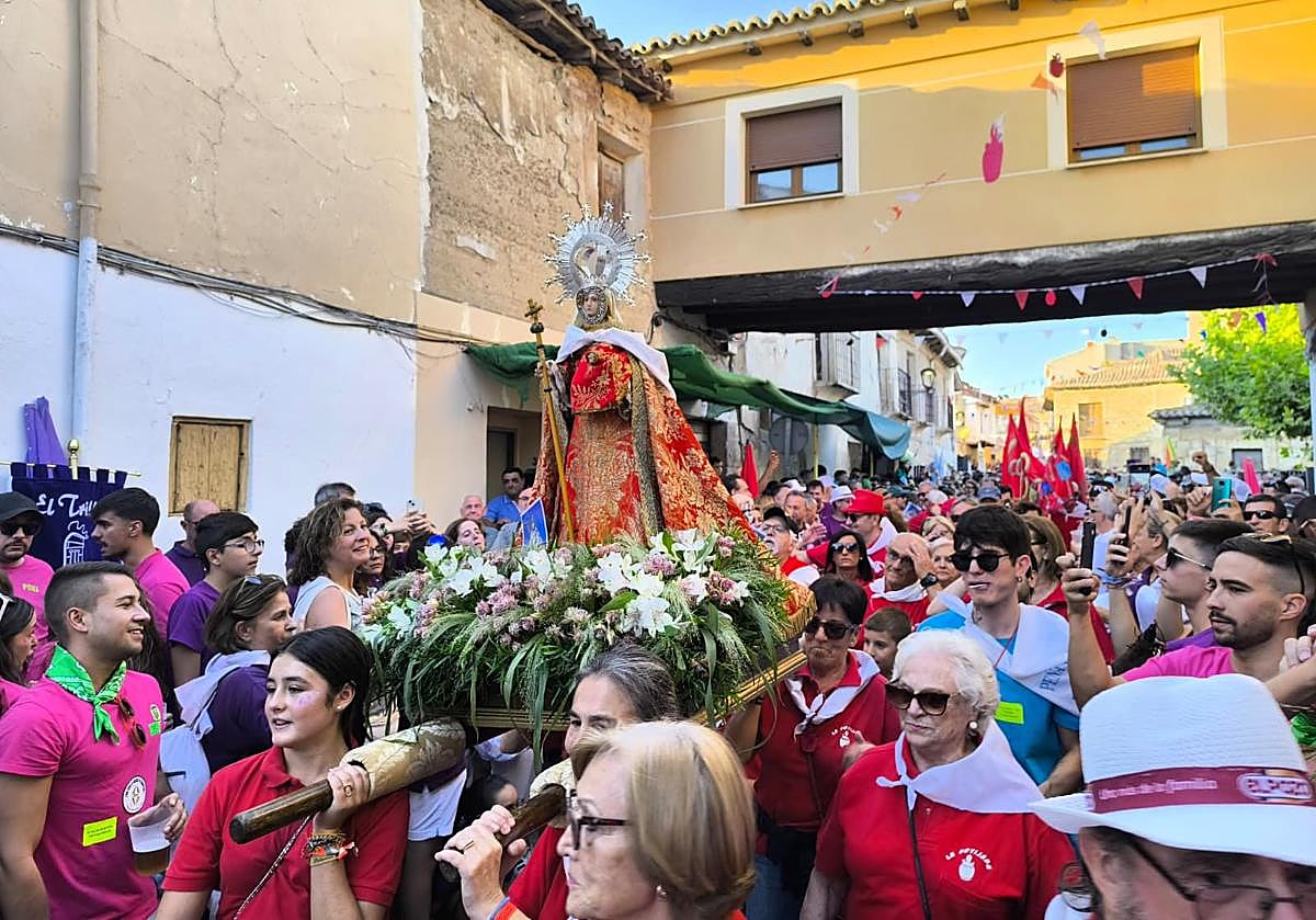 La Virgen de Onecha, portada por la peña La Botijada, en el desfile de apertura de las fiestas de Dueñas.