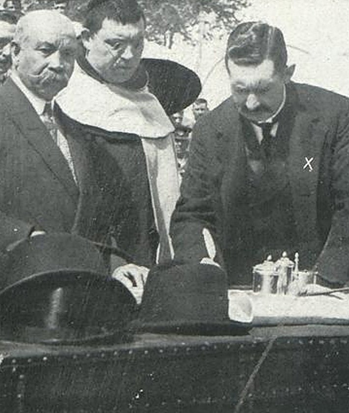 Imagen secundaria 2 - Arriba, el paseo de Zorrilla a la altura de la Plaza de Toros, donde se construyó el hotel. Abajo, calle Panaderos, antigua sede del Asilo de Caridad, y Federico Tejedor firmando el acta de donación del antiguo Colegio de Huérfanos para construir el nuevo Asilo en la calle Chancillería.