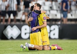 Latasa se abraza con Alejo al término del partido.