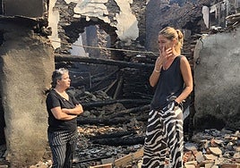 Beni y Susana frente a la casa de sus abuelos que quedó totalmente devastada por el incendio de Lusio.