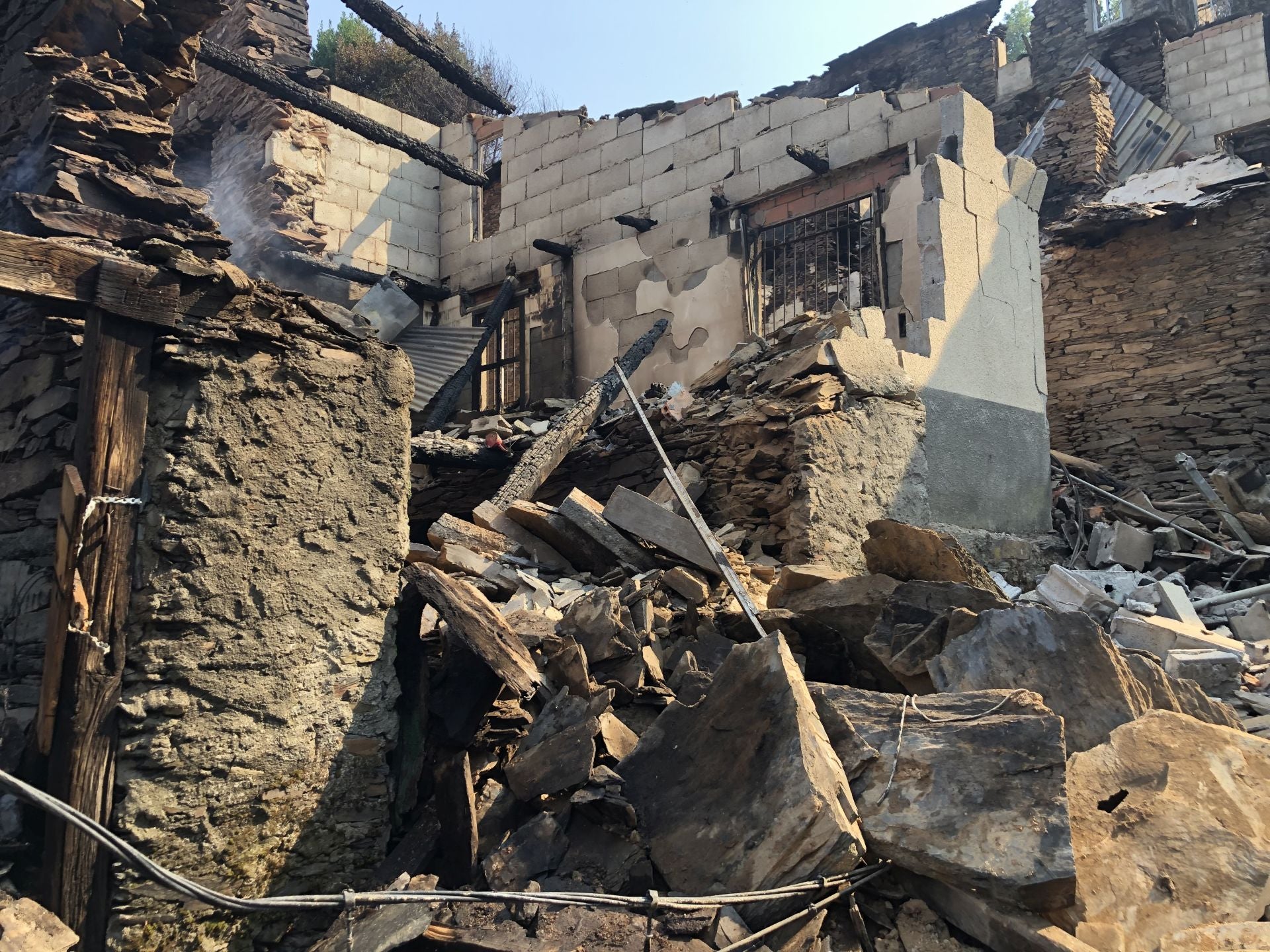 El pueblo de Lusio (Oencia) completamente devastado por el incendio.