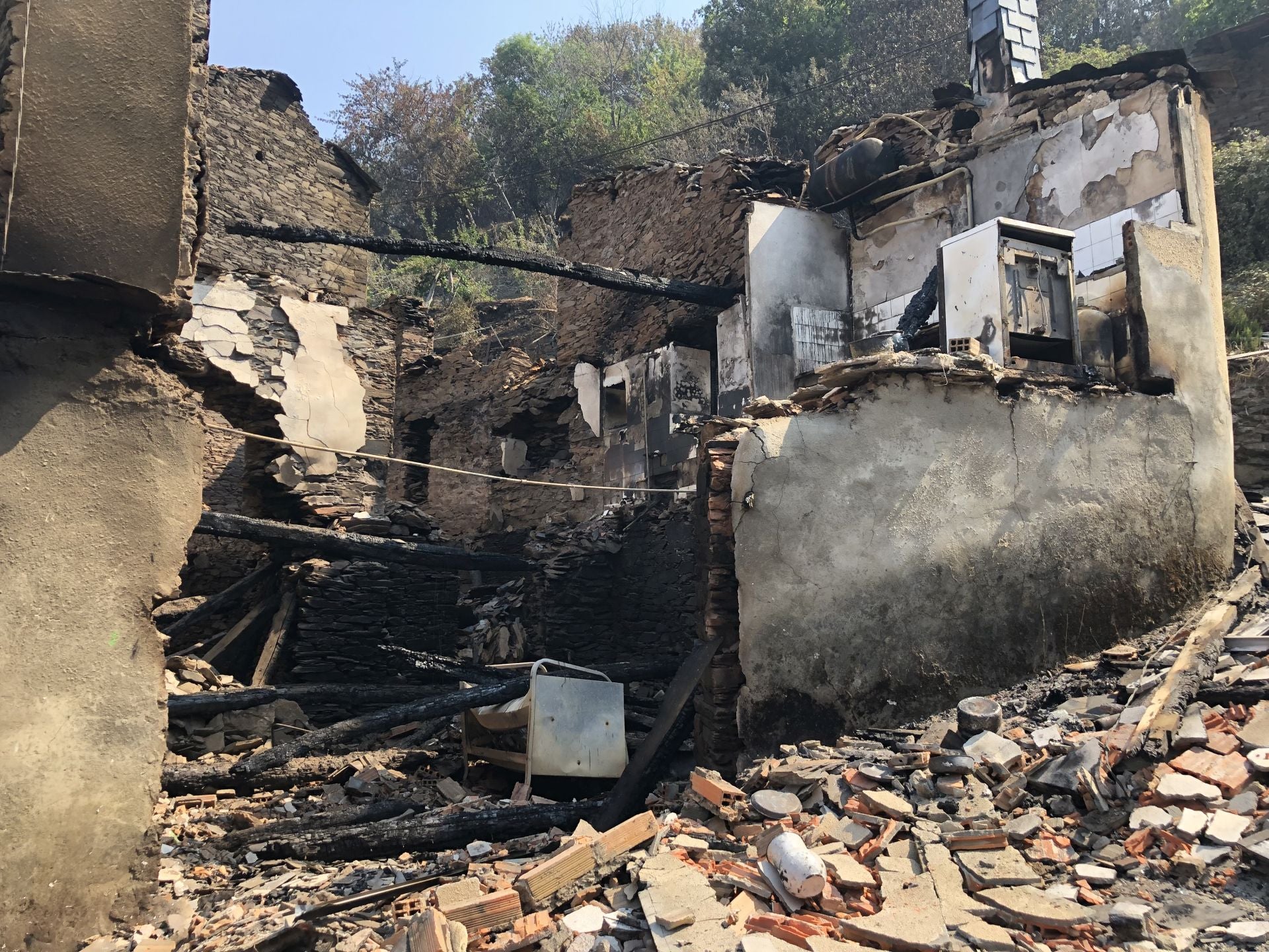 El pueblo de Lusio (Oencia) completamente devastado por el incendio.