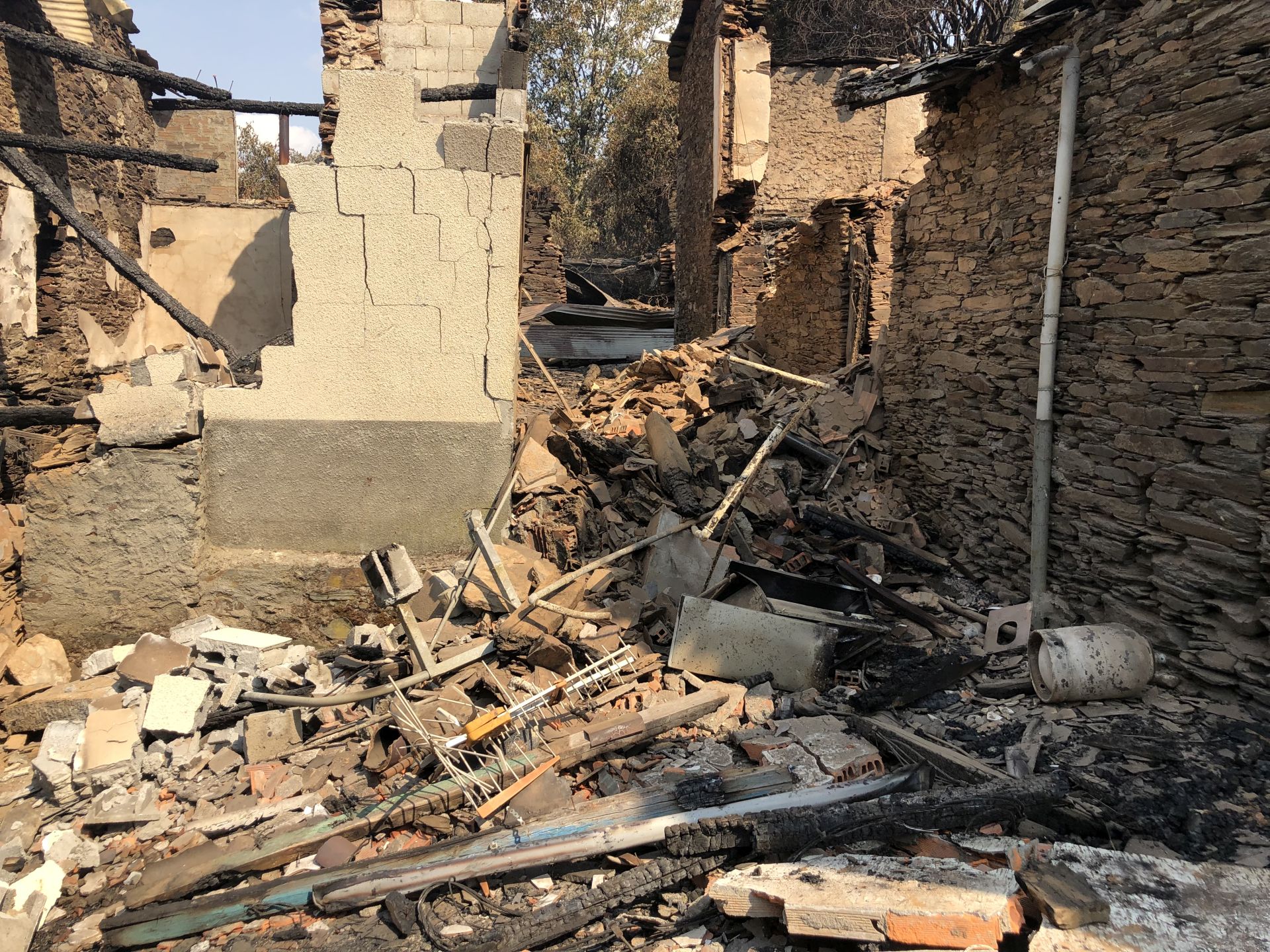 El pueblo de Lusio (Oencia) completamente devastado por el incendio.
