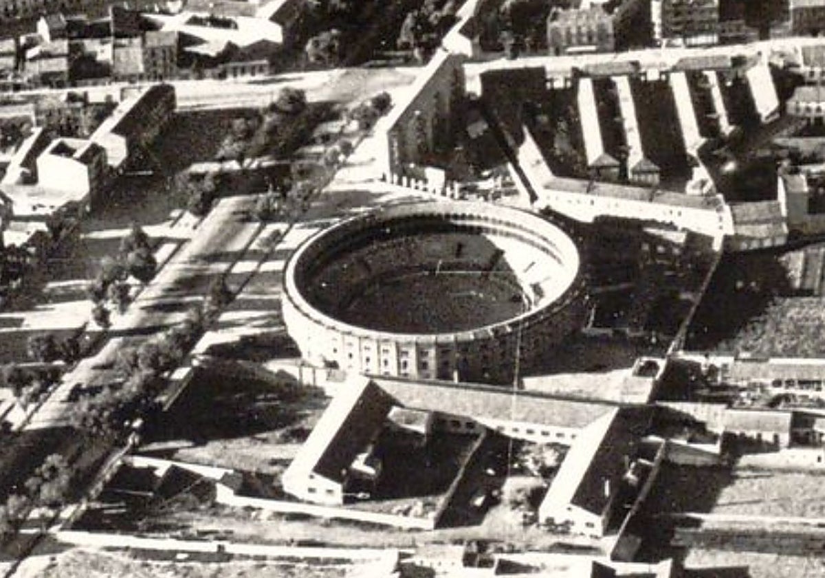 Imagen principal - Arriba, el paseo de Zorrilla a la altura de la Plaza de Toros, donde se construyó el hotel. Abajo, calle Panaderos, antigua sede del Asilo de Caridad, y Federico Tejedor firmando el acta de donación del antiguo Colegio de Huérfanos para construir el nuevo Asilo en la calle Chancillería.