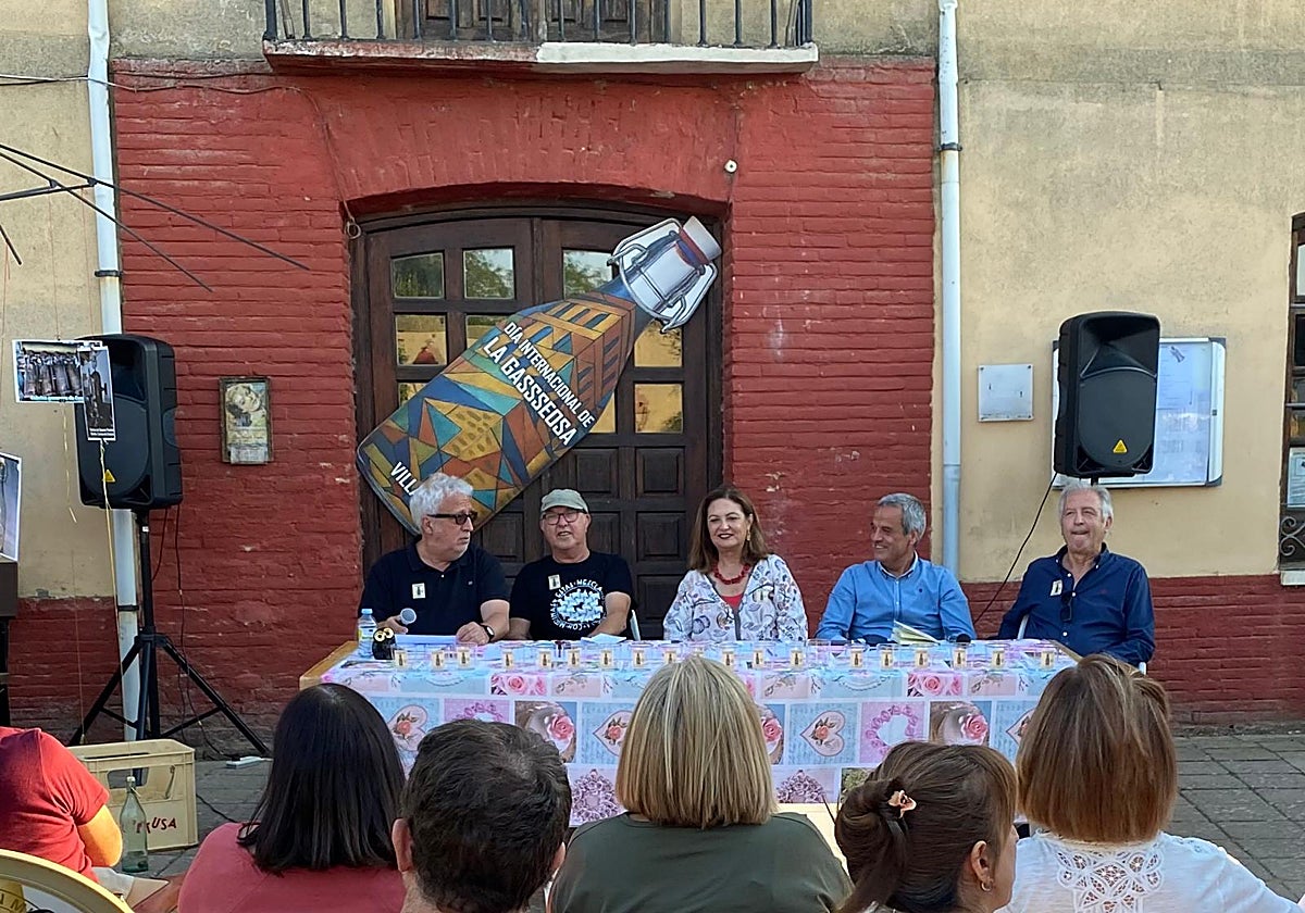 Leo Harlem, a la izquierda, moderó la mesa redonda sobre la gaseosa.
