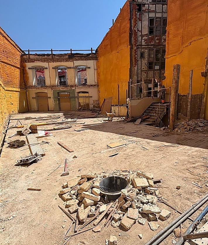 Imagen secundaria 2 - Trabajos de vaciado del edificio.