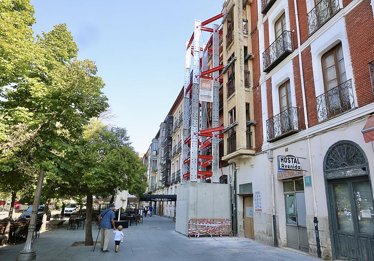 Andamio instalado en la Acera de Recoletos para la obra de ampliación del Hotel Colón Plaza.