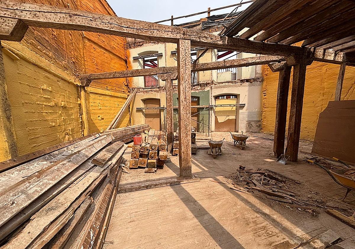 Imagen principal - Trabajos de vaciado del edificio.