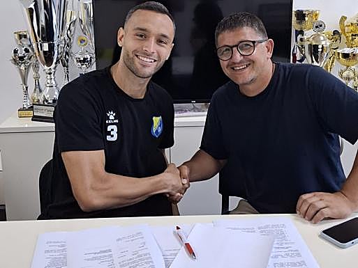 Corral, junto al presidente del Rudar Prijedor, tras firmar el contrato.