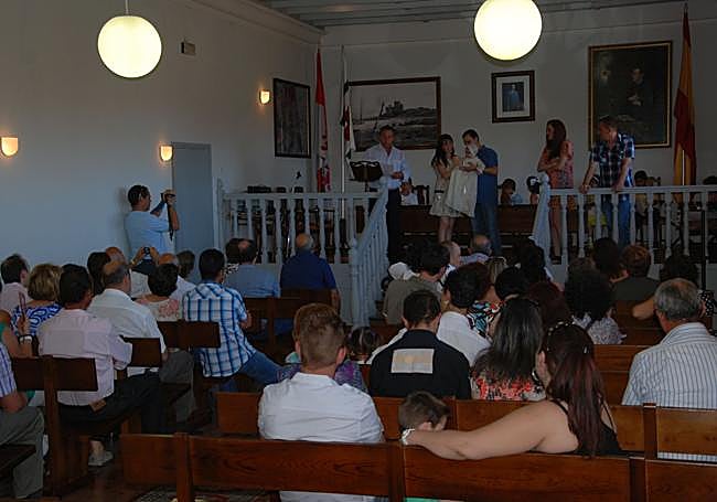 Bautizo civil celebrado en el salón de plenos del Ayuntamiento de Torrelobatón en 2011