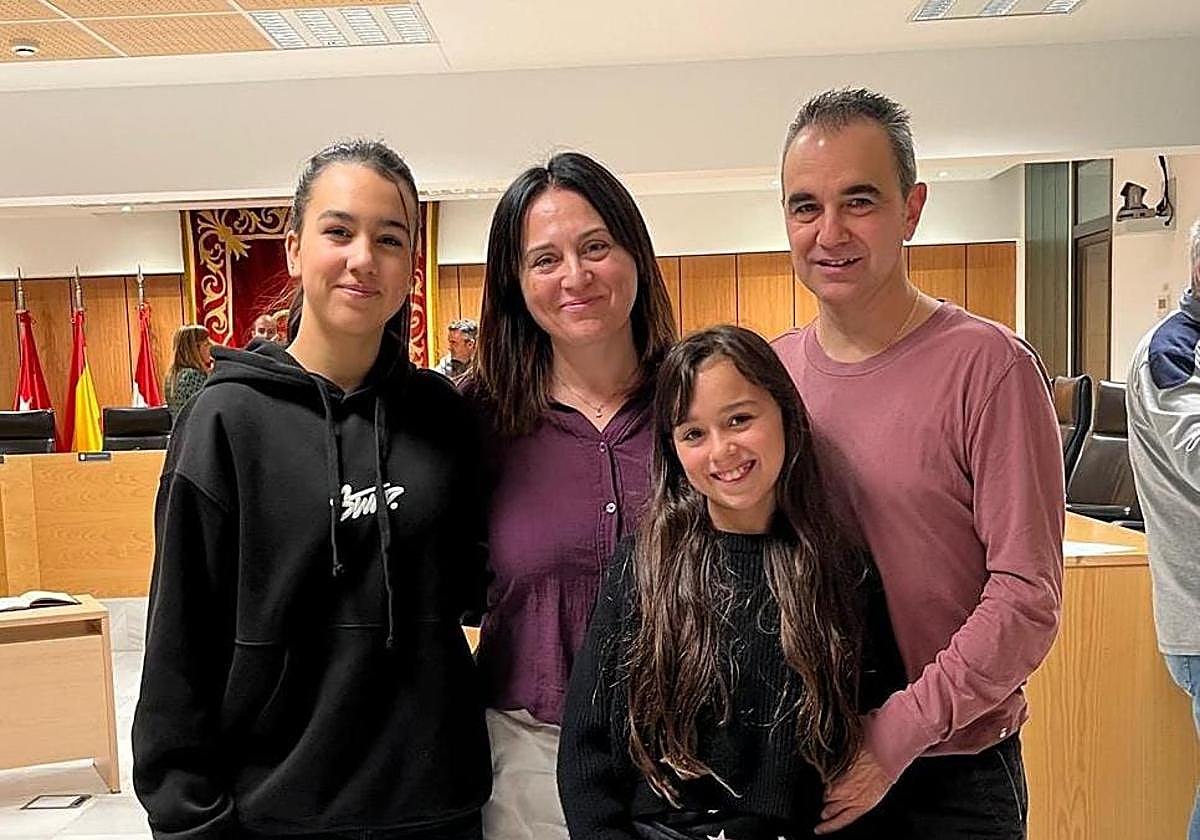 Mónica Lorenzo y José Cojo con sus hijas Cloe y Yara, bautizadas por lo civil.