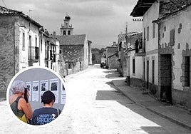 En grande, una de las fotografías antiguas expuestas; en pequeño, un grupo de mujeres observa los carteles que conforman la muestra.