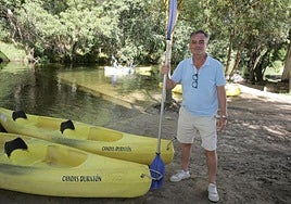 Enrique Marquina sostiene un remo en uno de los puntos de salida de las piraguas al río Duratón, en San Miguel de Bernuy.