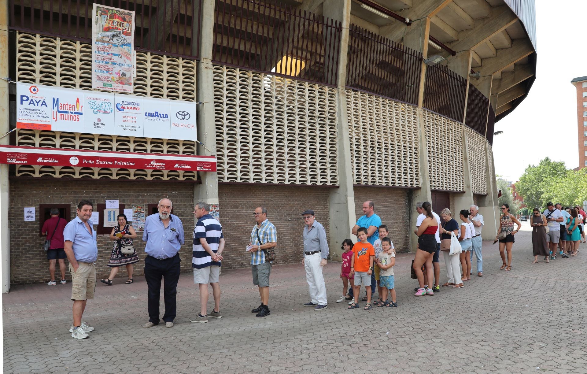 Colas para la compra de entradas de la feria taurina de San Antolín.
