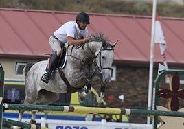 Enrique Camiruaga durante un salto.