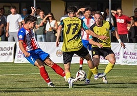 El rojiblanco Jorge golpea a portería presionado por Adrián y Fran, del Mojados.