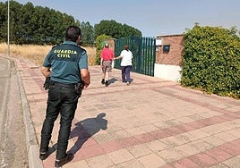 La Guardia Civil acompañó al hombre hasta la residencia de mayores.