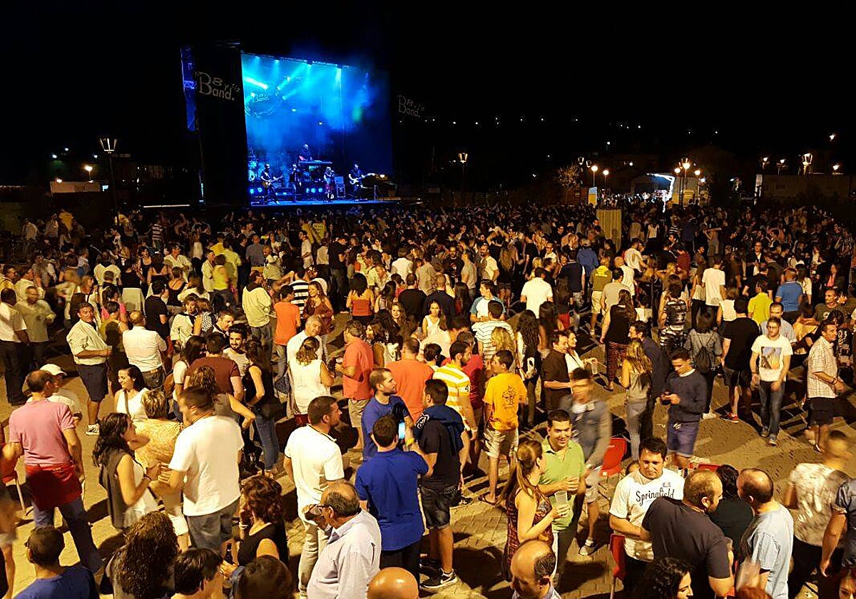 Vecinos disfrutan de una verbena en El Sotillo