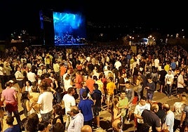 Vecinos disfrutan de una verbena en El Sotillo