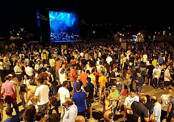 Vecinos disfrutan de una verbena en El Sotillo