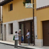 Tres vecinas, a la entrada de la tienda de alimentación de Cevico de la Torre.